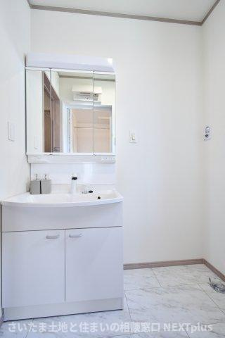 上尾下4期全2棟　A号棟の独立洗面台|三面鏡付き洗面台は朝の寝癖直しも楽々。鏡裏には歯ブラシセットやスキンケアも収納できて魅力的です！下の収納にもドライヤーや入浴グッツ、洗剤のストックなど…様々なものが収納できる便利な設備です！