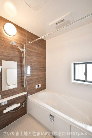 上尾下4期全2棟　A号棟の浴室|シックで上品さを感じるバスルームはまるでホテルのような仕上がり。日常から解放できる癒しの空間となります。木目がアクセントになっております！新品ですのでご入居後から気持ちよく入浴頂けます。