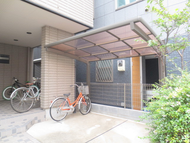 メゾン・クラージュのロビー|★屋根付き自転車置き場★