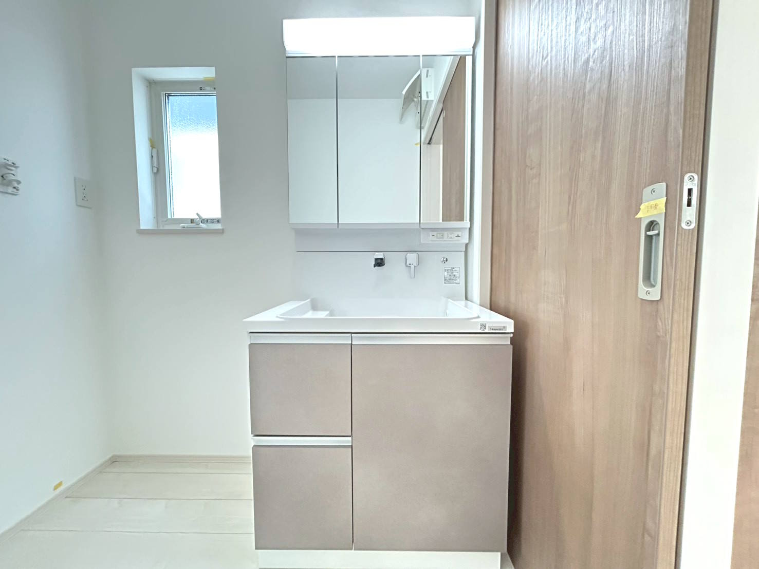 ファーストタウン　一宮市三条山第1　全5区画分譲の独立洗面台|ミラー扉の内側がすべて収納スペースになっています。リフトアップシャワーを採用し両手が自由に使えます。