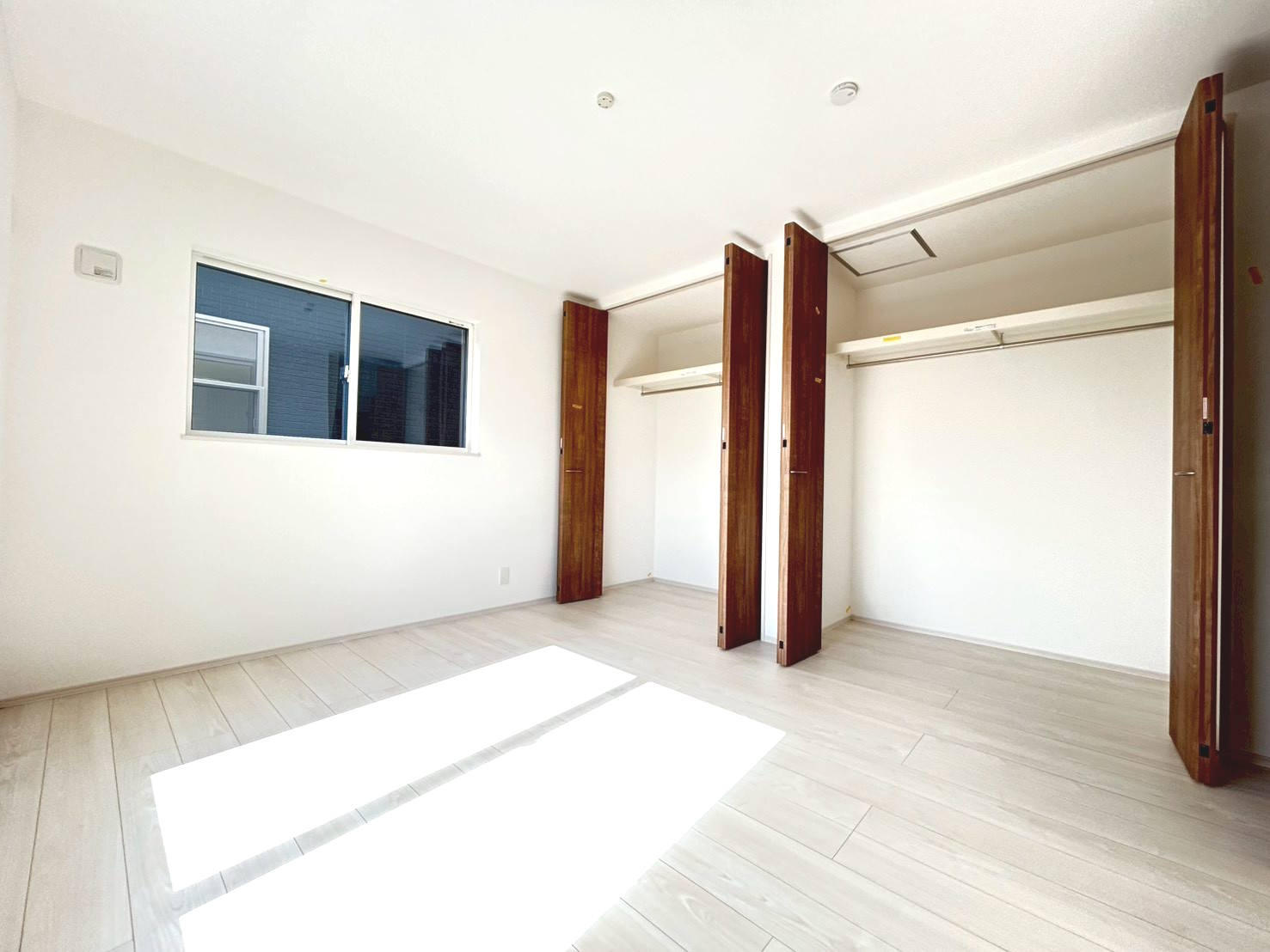 ファーストタウン　一宮市三条山第1　全5区画分譲の寝室|窓ガラスは２枚のガラスの間に空気層を設けたペアガラス。高い断熱性と共にガラス面の結露対策にも効果的。