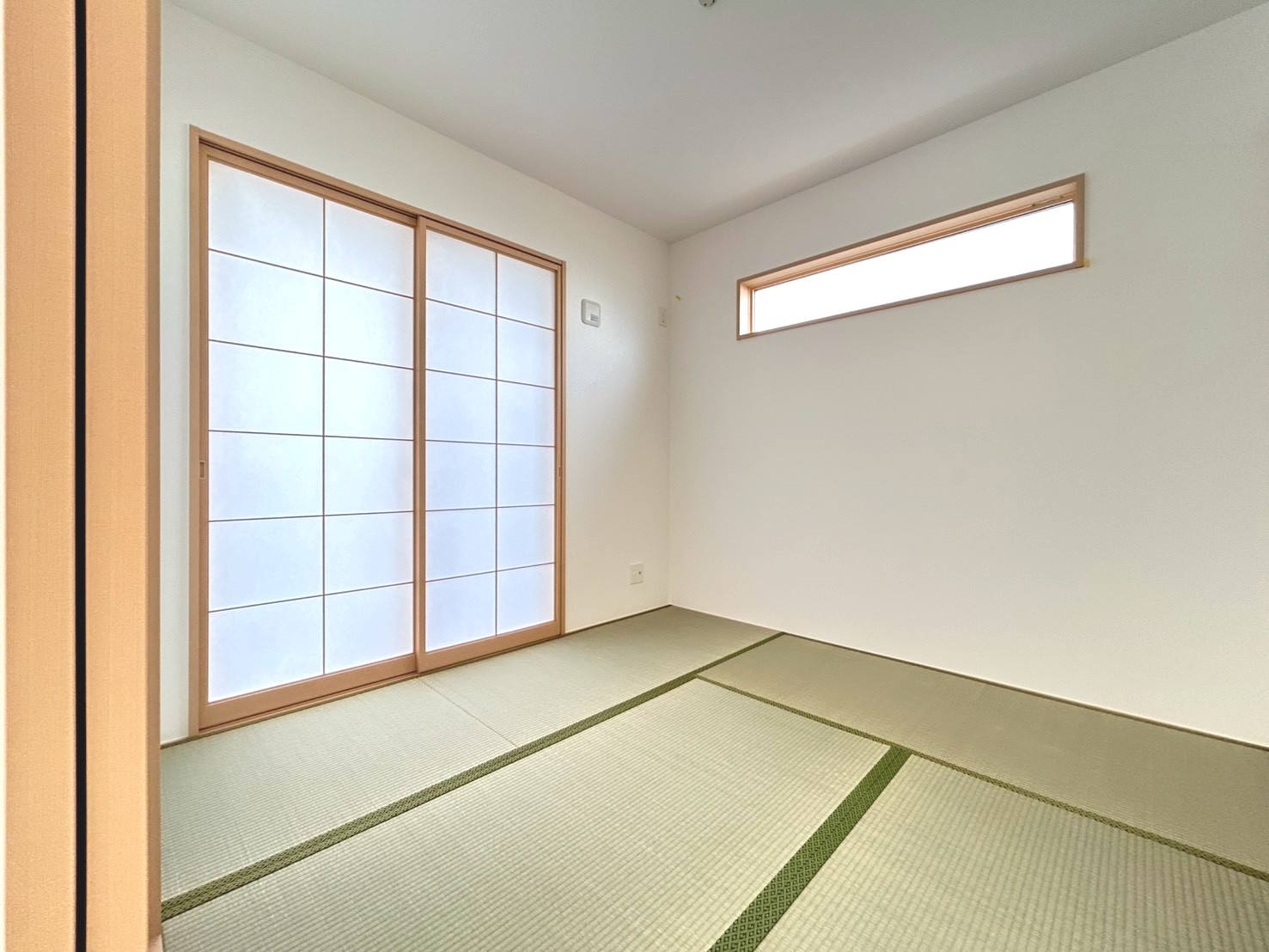 ファーストタウン　一宮市三条山第1　全5区画分譲の和室|ヘリ付の畳を採用。掃き出し窓には内障子が付き、1畳分の押入がある和室です。お子様のお昼寝や遊び場、寝室としてもご利用いただけます。