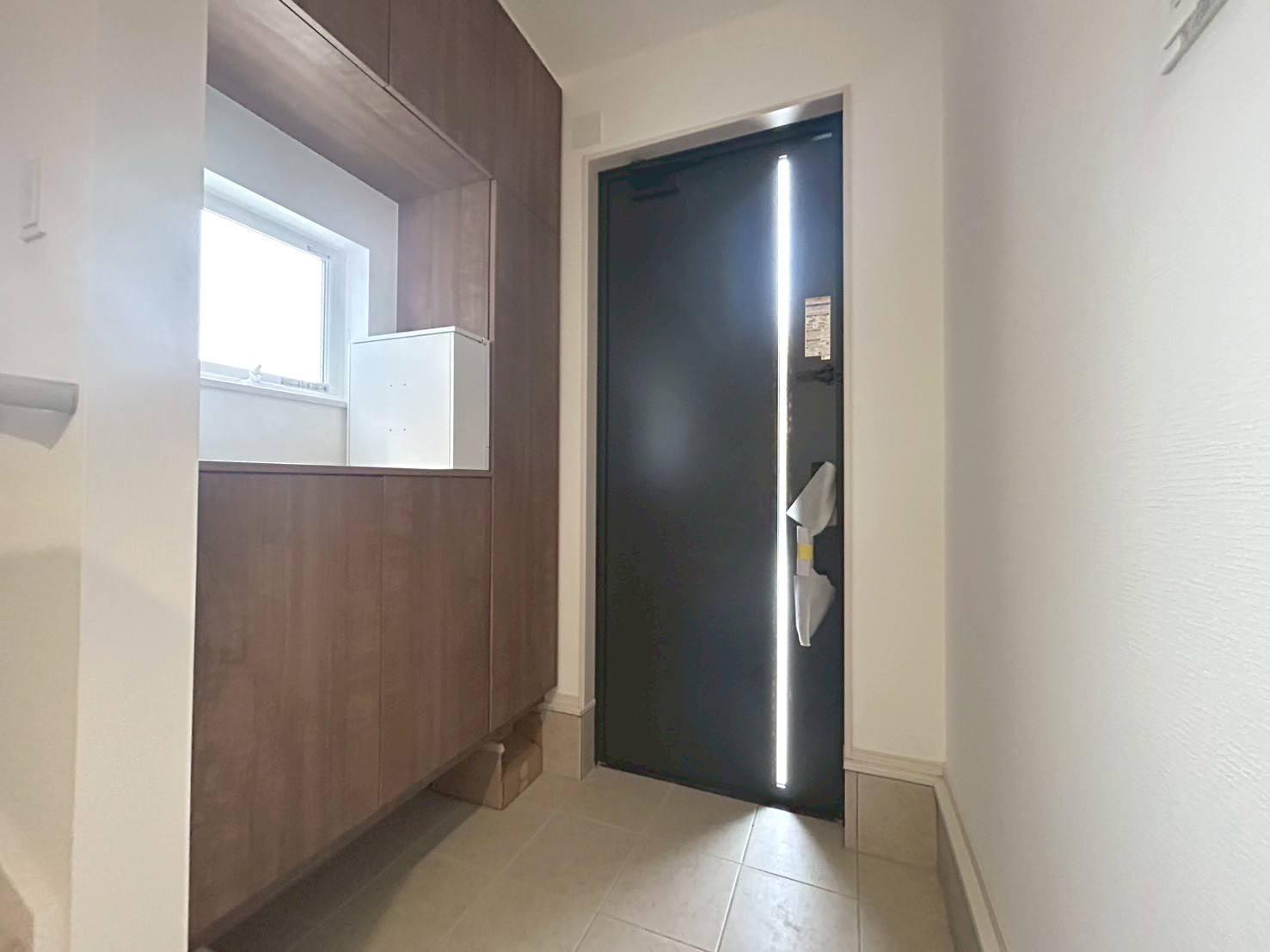 ファーストタウン　一宮市三条山第1　全5区画分譲の玄関|大容量のシューズ収納付きで玄関周りもすっきり！玄関ドアからの光が玄関ホールを明るくしてくれます。