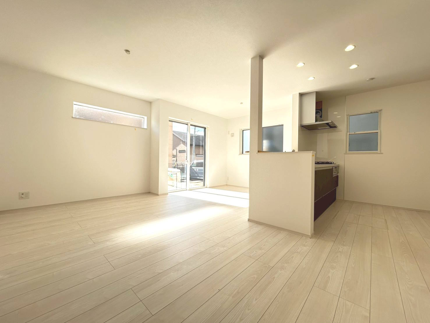 ファーストタウン　一宮市三条山第1　全5区画分譲の居間・リビング|フローリング材は床材に受ける様々な傷や、温度・湿度変化によるクラックの発生を大幅に抑える特殊加工。