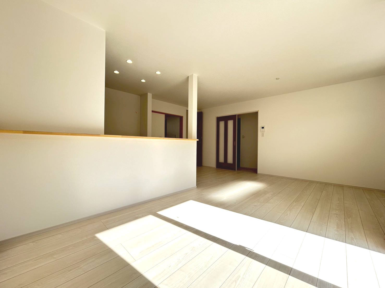 ファーストタウン　一宮市三条山第1　全5区画分譲の居間・リビング|フローリング材は床材に受ける様々な傷や、温度・湿度変化によるクラックの発生を大幅に抑える特殊加工。