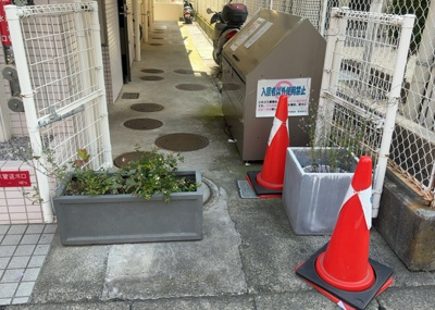 【中庭】 | 朝日プラザ南橋本 | 中庭（パティオ）とは、一つの建築物の内部に設けられた、壁などで囲われている庭のことを指します。コの字型、ロの字型が主流ですが、L字型の中庭もあります。最近では、インテリア性の高さからも人気があります。