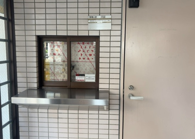 【受付】 | 朝日プラザ南橋本 | 受付はマンションコンシェルジュがいる場合もあれば、管理人が滞在する小部屋を総称して呼ぶことがあります。主にエントランスに設置されていることから、防犯面でも期待ができます。防犯設備がない場合はより安心！