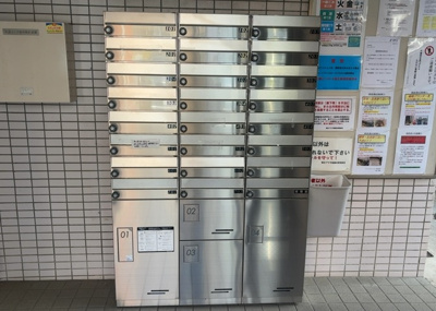 【設備】 | 朝日プラザ南橋本 | エントランス付近に設置されている集合ポストは、住んでいる部屋と離れているため、ポストをあさるなど誰かに何かされていても被害に気づきにくいです。入居する時には他人に特定されにくい番号で鍵をかけましょう！