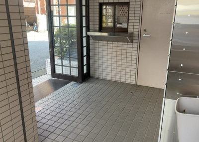 【ロビー】 | 朝日プラザ南橋本 | ロビーというと、エントランスと何がちがうの？と思いますよね。実はロビーとエントランスには明確な決まりはありません。物件によっては、エントランスを入って広がるある程度の広さのある空間がロビーとなります。