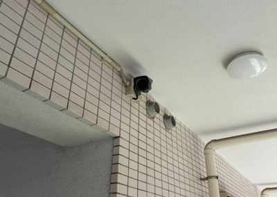 【防犯設備】 | 朝日プラザ南橋本 | 室内の防犯設備もチェックしましょう！モニター付きインターホンが設置されているか、防犯シャッターが設備されているか、ベランダに人が上がってきにくい高さかなどチェックしておくと入居後も安心できるでしょう。