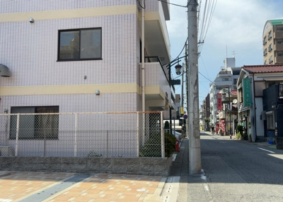 【外観】 | 朝日プラザ南橋本 | 隣家の土地はどうなっているのか、生活利便施設が近くにあるのか、学校まで近いかなど、お客様のライフスタイルにあわせたイメージが重要です。また、近くにあると困る施設が近くにないかも確認するといいでしょう。