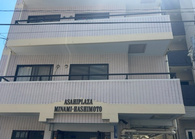 【現況写真】 | 朝日プラザ南橋本 | 道幅が広い場所は日当たりや風通が良好です。幅が広いのですれ違いも可能ですし大きな車でも駐車可能！一方で、大型車が通ることも多くなるため交通量の増加により騒音に繋がります。また土地の値段が高くなります。