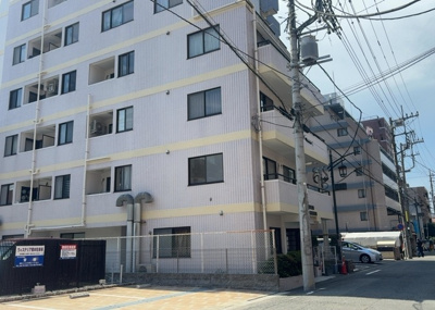 【外観】 | 朝日プラザ南橋本 | 外観はマンション管理がされているかの目安になります。築年数が古いと、壁面は劣化してひび割れが生じることも！建物が古びていても細かいところが修繕されていると、きちんと管理されているなぁと感じるでしょう。