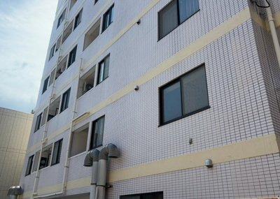 【バルコニー】 | 朝日プラザ南橋本 | 一般的なバルコニーは、奥行1.5ｍ程ですが、ワイルドバルコニーは2ｍまで広がっています。そのため洗濯物の間隔をあけ干すことができ、乾きやすいというメリットや、ガーデニングが楽しめる等の特徴があります。