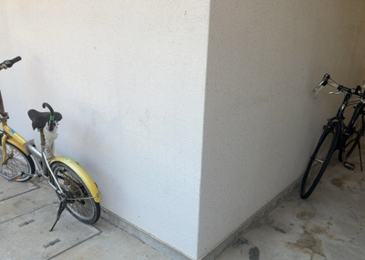 【駐車場】 | 朝日プラザ南橋本 | 車一台あたりに必要なスペースは、標準サイズの普通自動車で横幅2m50cm、長さ5mは必要になります。ただし、乗降のことも考慮して横幅3m30cm、長さ5m50cmほどは確保できるところを選びましょう。