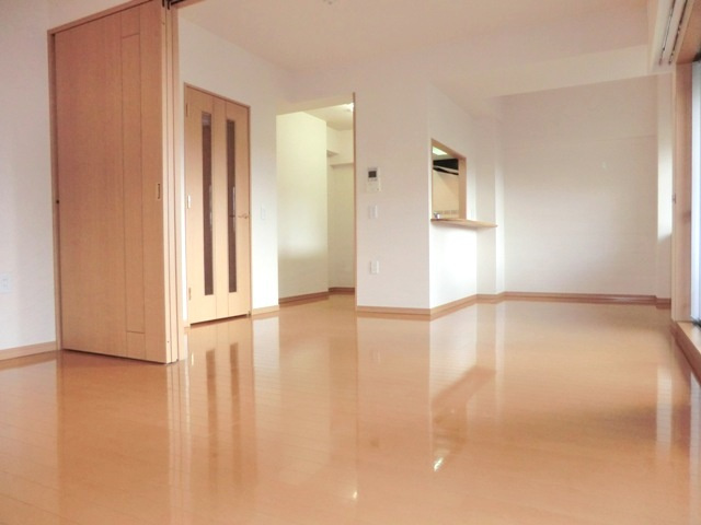 ＬａＳａｎｔｅ浦和常盤公園の居間・リビング|★リビングと洋室との間を３枚引き戸で仕切れます。★