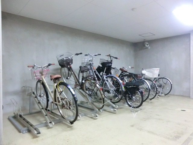 ＬａＳａｎｔｅ浦和常盤公園のその他共用部分|★敷地屋内に自転車駐輪場を完備！★