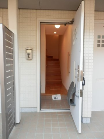 MAST COURT ひこねのエントランス|各お部屋のドアが1階にあります。玄関はダブルロックキーですよ