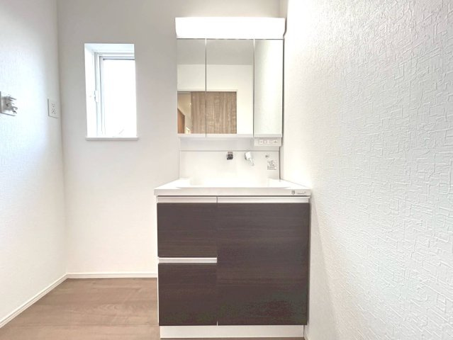 ファーストタウン　一宮市三条山第1　全5区画分譲の独立洗面台|ミラー扉の内側がすべて収納スペースになっています。リフトアップシャワーを採用し両手が自由に使えます。