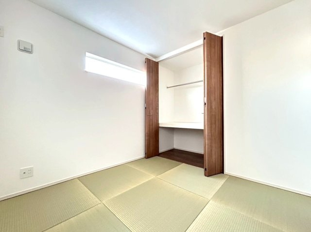 ファーストタウン　一宮市第1三条山　全5区画分譲の洋室|木目の美しさを際立たせるシンプルデザインの建具、室内に落ち着きと安らぎを与えてくれます。