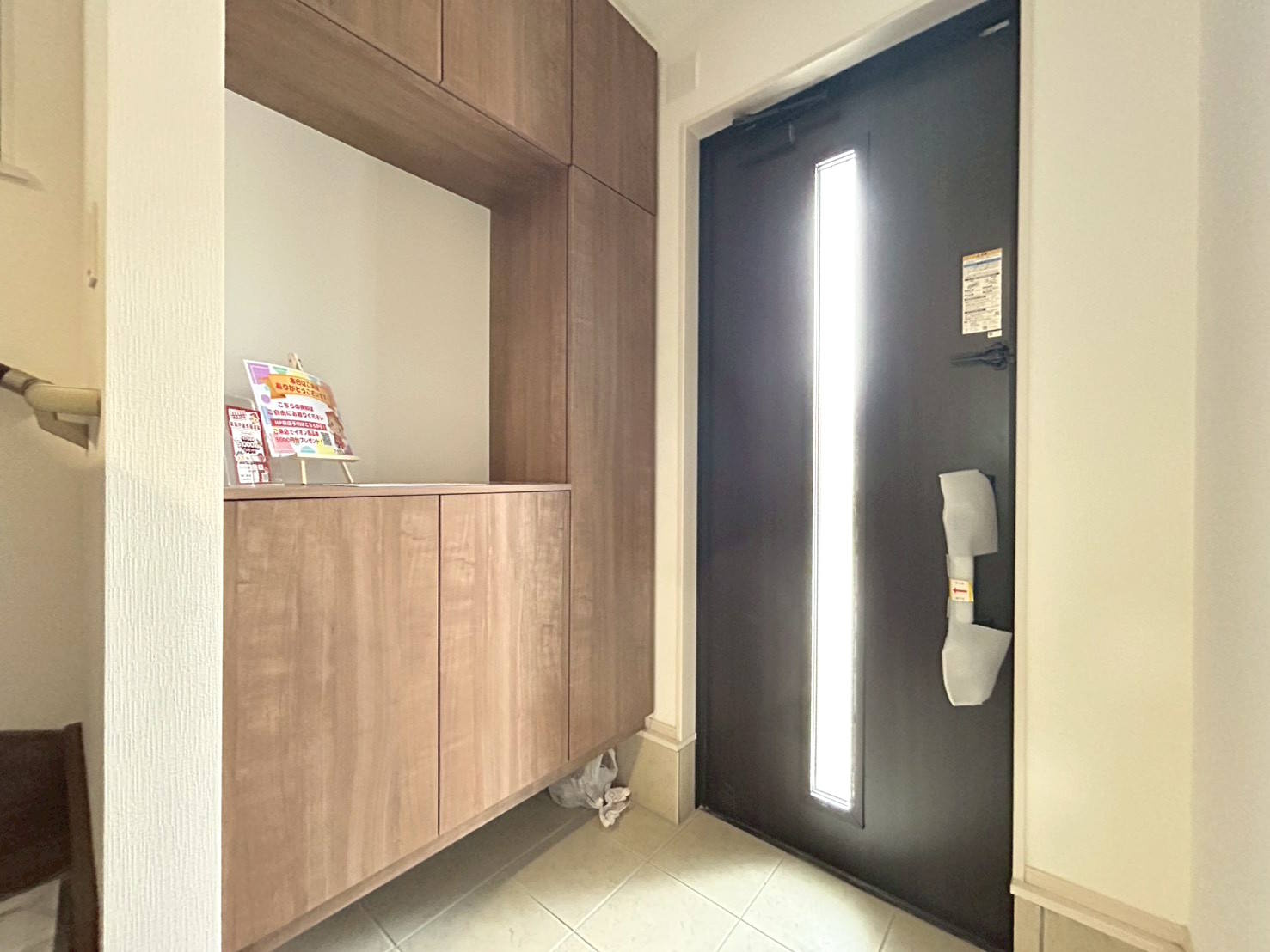 ファーストタウン　一宮市三条山第1　全5区画分譲の玄関|大容量のシューズ収納付きで玄関周りもすっきり！玄関ドアからの光が玄関ホールを明るくしてくれます。