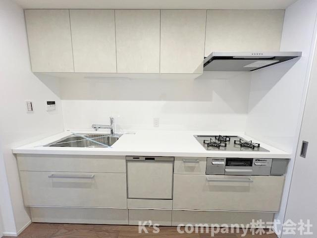 ●茅ヶ崎市東海岸南6丁目　パシフィックガーデン茅ヶ崎のキッチン|吊戸棚収納が充実している爽やかな色合いのシステムキッチン♪
