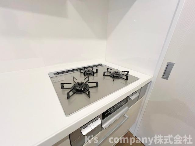 ●茅ヶ崎市東海岸南6丁目　パシフィックガーデン茅ヶ崎のキッチン|三口ガスコンロでお料理の幅が広がります♪
