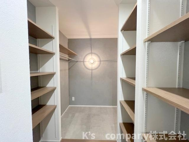 ●茅ヶ崎市東海岸南6丁目　パシフィックガーデン茅ヶ崎の収納|キッチンの奥には仕切り棚付きのパントリー付きで、キッチンをスッキリと片付けられます☆