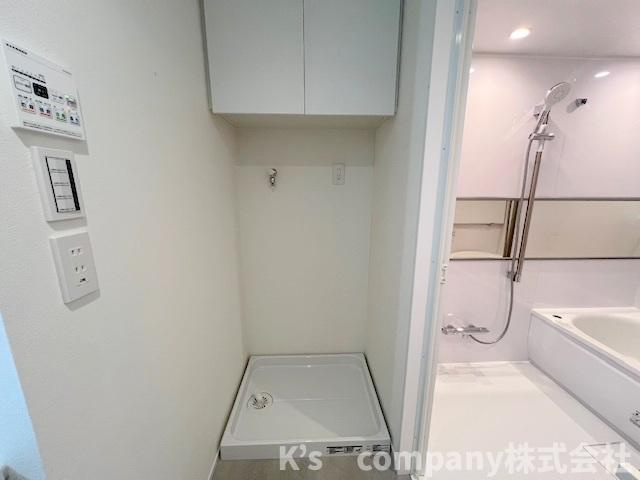 ●茅ヶ崎市東海岸南6丁目　パシフィックガーデン茅ヶ崎のランドリースペース|洗濯機スペース◇上部には洗剤のストックなどの収納付きです◇