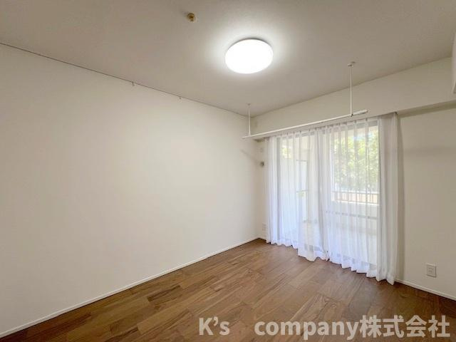 ●茅ヶ崎市東海岸南6丁目　パシフィックガーデン茅ヶ崎の洋室|リビングの隣の洋室6帖◇こちらの正面にはワイドバルコニーが広がっています◇