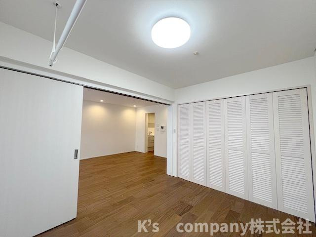 ●茅ヶ崎市東海岸南6丁目　パシフィックガーデン茅ヶ崎の洋室|リビングの隣に洋室があり、開放してお使いいただくと広々とした空間になります♪