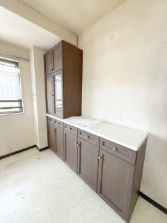 高坂ニュータウン四季の丘のキッチン|キッチン裏の作り付けの棚です