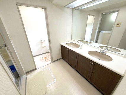 高坂ニュータウン四季の丘の洗面所|広い洗面スペース