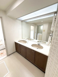 高坂ニュータウン四季の丘の独立洗面台|収納も付いている洗面台です