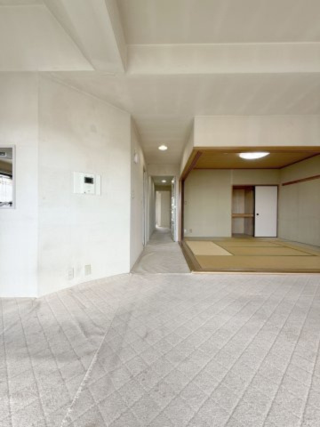 高坂ニュータウン四季の丘の内装|リビングから廊下をみて