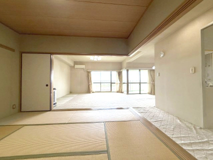 高坂ニュータウン四季の丘の和室|和室からリビングをみて