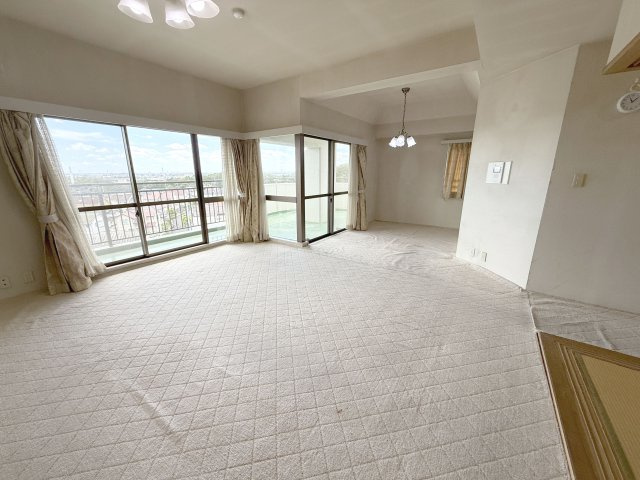 高坂ニュータウン四季の丘の居間・リビング|ゆったりとしたリビングダイニングです（約18.9畳）