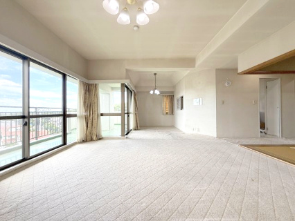 高坂ニュータウン四季の丘の居間・リビング|大きな窓で日当り良好です！