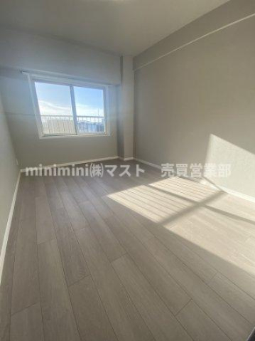 阿波座セントラルハイツの洋室|◆洋室約5.7帖です。窓もございますので採光・通風良好♪
