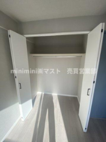 阿波座セントラルハイツの収納|◆各収納スペースの中には棚や仕切りが備え付けられており、整理整頓がしやすい設計になっています♪
