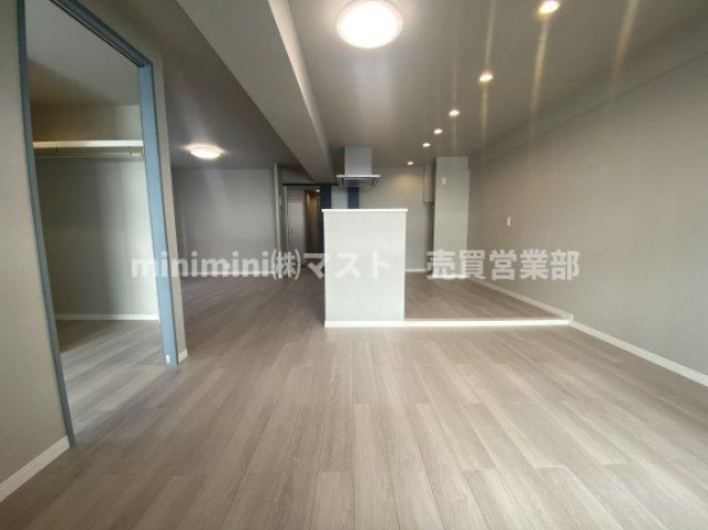 阿波座セントラルハイツの居間・リビング|◆ダイニング・リビングそれぞれのスペースをしっかり確保し、家族団らんにゆったり過ごせます♪
