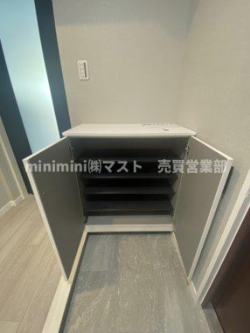 阿波座セントラルハイツのその他|◆見せない収納♪で玄関の美しさをキープ、生活感を抑えた玄関は、毎日の気分もアップします♪

