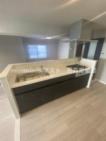 阿波座セントラルハイツのキッチン|◆回遊性のある間取りで家事効率アップ◎料理をしながら洗面・玄関・リビングへサッと移動可能♪