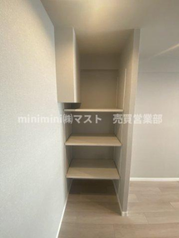 阿波座セントラルハイツの収納|◆キッチン背面には収納スペースを完備！食品や調理器具もすっきり整理できます♪
