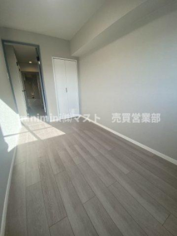 阿波座セントラルハイツの洋室|◆玄関のすぐそばの洋室3.8帖。子ども部屋だけではなく趣味部屋、ワークスペースなど家族構成やニーズに合わせて多用途に使えるお部屋です♪
