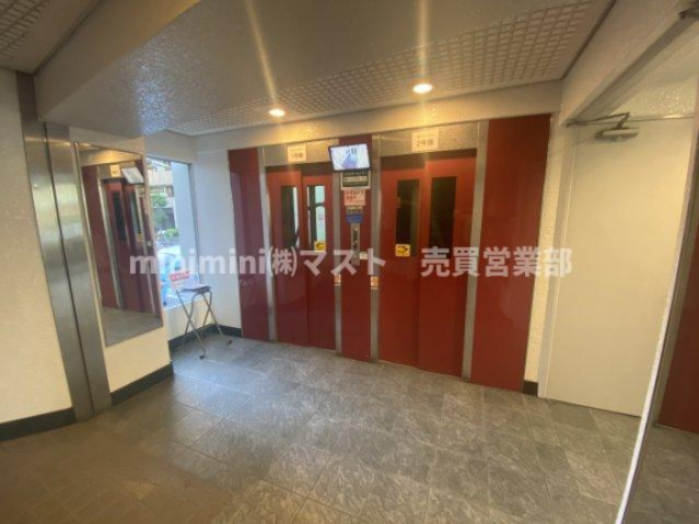 阿波座セントラルハイツのその他共用部分|◆エレベーターにはモニターも設置されており、防犯面にも配慮された安心の住まいです♪