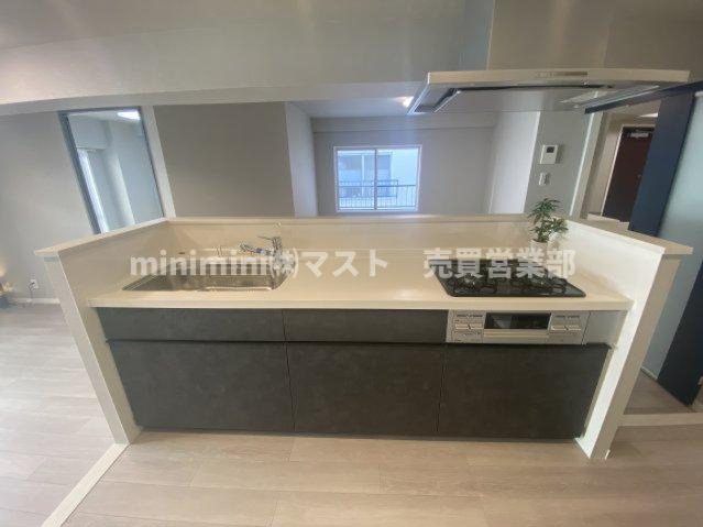 阿波座セントラルハイツのキッチン|◆生活動線が良いから、家族とのコミュニケーションも自然に♪