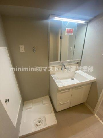 阿波座セントラルハイツの独立洗面台|◆広めの洗面スペースで朝の身支度もスムーズに♪収納も充実しており、いつでも清潔感をキープできます♪
