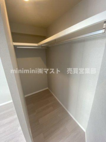 阿波座セントラルハイツの収納|◆WICゆったりとしたスペースがあるため、衣類以外にも、スーツケースやトランクといった収納に困る大きな物も置けます♪
