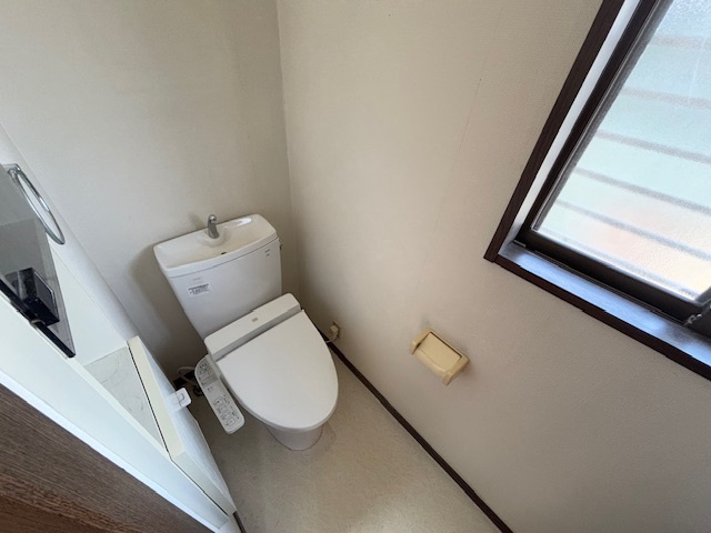 焼津市三ヶ名　中古戸建のトイレ